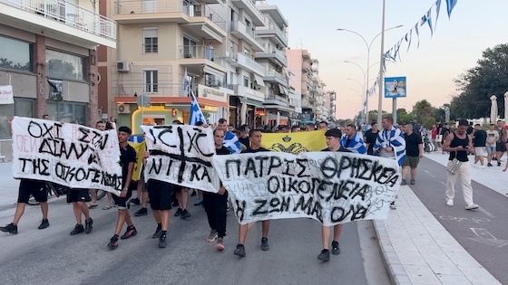 Στιγμιότυπο από την πορεία στην παραλιακή της Αλεξανδρούπολης το βράδυ της Κυριακής